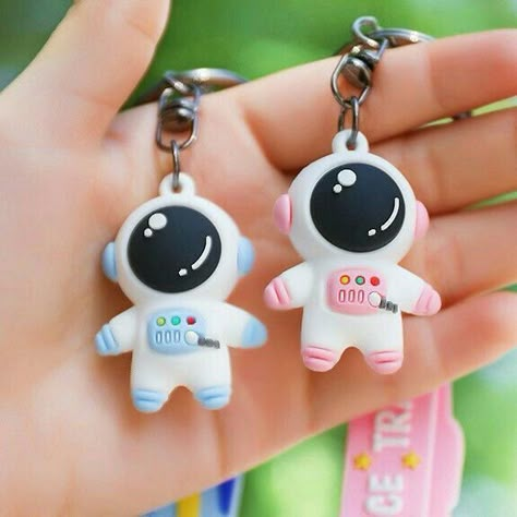 Gantungan Kunci Clay, Clay Art Keychain, Clay Keyring, Clay Crafts For Kids, Clay Keychain, Clay Magnets, Diy Crafts For Girls, Clay Diy Projects, Clay Crafts Air Dry