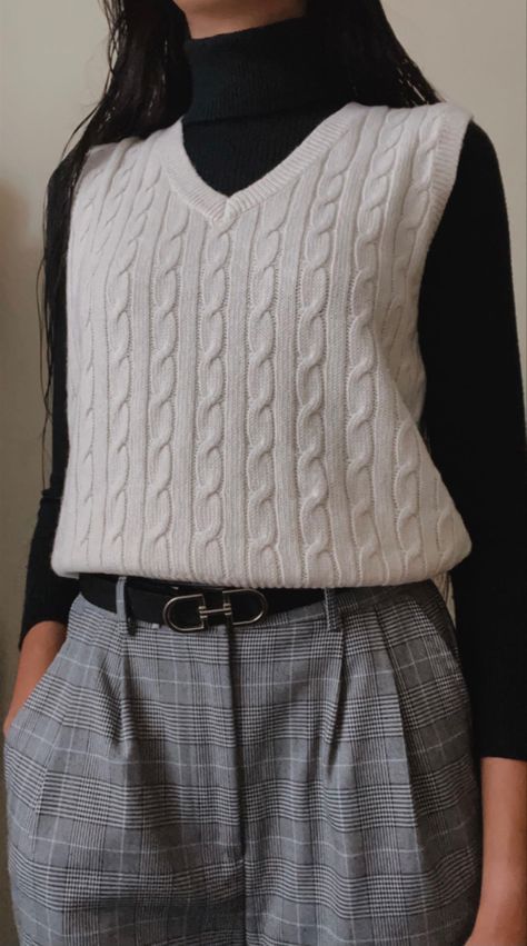 How To Style White Vest Sweater, White Knit Vest Outfits For Women, Loose Sweater Vest Outfit, White Vest Sweater Outfit, Sweater Vest Outfit White, Sweater Vest Outfit Formal, How To Style White Sweater Vest, Formal Sweaters For Women, Outfit With White Vest