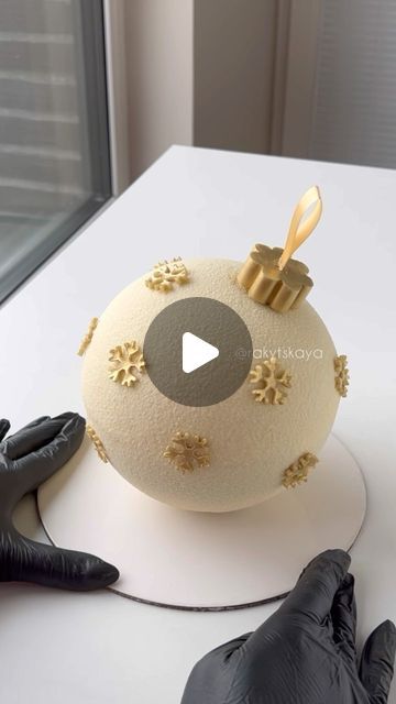 Victoria Rakytska | Cake Artist | Content Creator on Instagram: "Chocolate Christmas Cake | Tutorial" Birthday Cake Ideas For Women Simple, Christmas Cake Videos Decorating, Christmas Chocolate Decorations, Christmas Cake Designs Videos, Christmas Cake Decorating Ideas Round, Kids Christmas Cake Ideas, Christmas Dessert Treats, Sphere Cake Ideas, Christmas Cake Tutorial