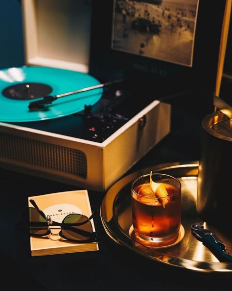 Vinyl Record Aesthetic, Record Player Aesthetic, Mocktail Bar, Vintage Cocktails, Cocktail Photos, Vintage Gentleman, Cocktail Photography, Vinyl Player, Brand Photography Inspiration