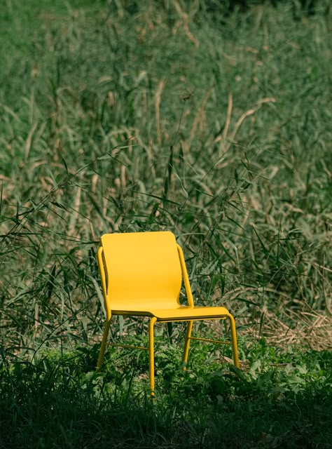 Sandwich Chair on Behance Furniture Photoshoot, Furniture Rendering, Minimalism Photography, Ebook Template Design, Chair Photography, Yellow Chair, Leave No Trace, Iconic Chairs, Digital Campaign