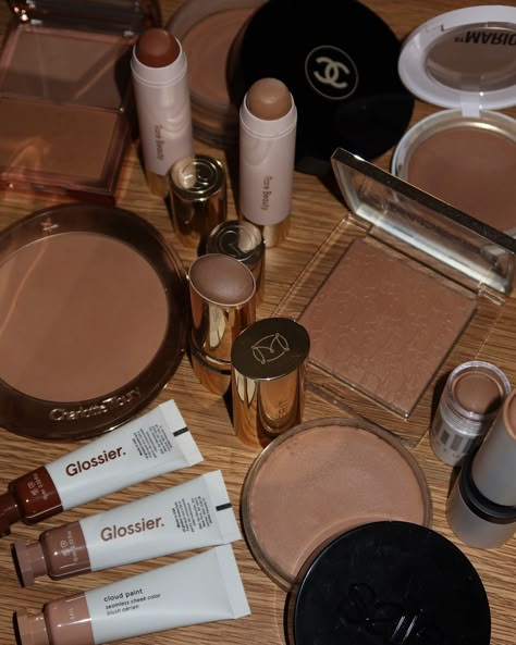 Bronze Makeup Products, Ct Bronzer, Bronze Astethic, Makeup Bronze Look, Bronzed Aesthetic, Bronzer Aesthetic, The Balm Bronzer, Bronzed Makeup, Aesthetic Makeup Products