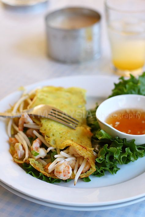 Banh Xeo Recipe (Sizzling Saigon Crepes) - Vietnamese coconut crepes with pork, shrimp, and bean sprouts Banh Xeo Recipe, Coconut Crepes, Vietnamese Crepes, Vietnamese Pancakes, Best Crepe Recipe, Vietnamese Dishes, Banh Xeo, Khmer Food, Viet Food