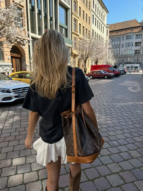 Noe Noe Louis Vuitton, Neverfull Bag Outfit, Louis Vuitton Noe Bag Outfit, Lv Noe Outfit, Outfits With Louis Vuitton Bag, Lv Bag Aesthetic, Lv Neverfull Outfit, Lv Bag Outfit, Louis Vuitton Bag Aesthetic