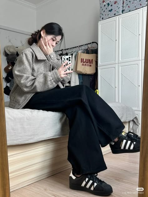 Superstar Black Outfit, Black Adidas Superstar Outfit, Adidas Superstar Outfit, Superstar Outfit, Adidas Superstar Black, Black Superstar, 사진 촬영 포즈, Adidas Outfit, 가을 패션