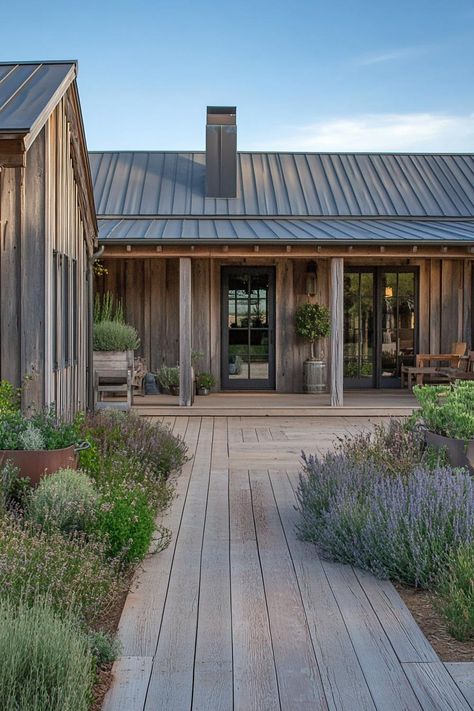 Ranch House Covered Patio, Beautiful Country House, Country Home Front Porch, Ranch House Courtyard, Ranch Modern House, Old Ranch House Interior, Vaulted Ceiling Ranch House, Cottage Ranch Homes, Scandi Barn House