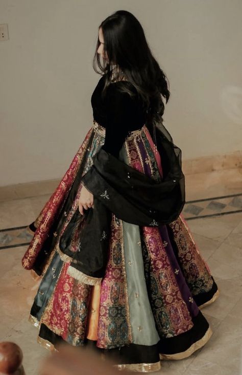 Shadi Dresses, Lehenga Designs Simple, Stylish Short Dresses, Pakistani Fancy Dresses, Pakistani Dresses Casual, Beautiful Pakistani Dresses, Salwar Kamiz, Fancy Dresses Long, Simple Pakistani Dresses