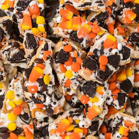 Bake Halloween Treats, No Bake Halloween Treats, Halloween Bark Recipes, Bake Halloween, Halloween Rice Krispie Treats, Halloween Bark, Mini Caramel Apples, Cookie Bars Easy, White Almond Bark