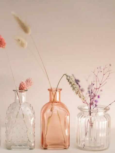 Spray Painting Glass, Painting Mason Jars, Diy Dried Flowers, Repurposed Materials Art, Looking Glass Spray Paint, Spray Paint Projects, Cozy Home Ideas, Lamp Makeover, Plastic Free Living