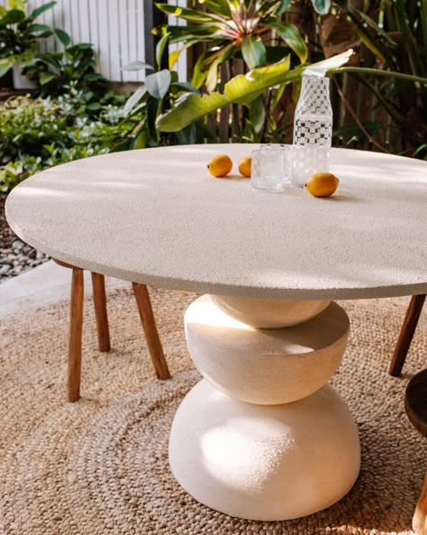 How To Build A Round Outdoor Table, Round Garden Table Diy, Circle Outdoor Table, Diy Outdoor Pedestal Table, Diy Round Outdoor Dining Table, Diy Table Outdoor, Circle Dining Table Diy, Diy Round Dining Table Base, Diy Stone Dining Table