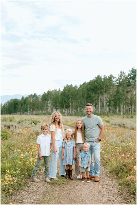 Family Photo Outfit Coordination, Cute Summer Family Picture Outfits, Combined Family Pictures, Summer Mountain Family Photo Outfits, Light Colored Family Photo Outfits, Family Pictures Inspiration, 5 Kids Family Pictures, Casual Outfits Family Photos, Family Photos Mountains Summer