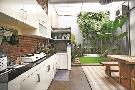 10 Inspirasi Desain Dapur Outdoor yang Bikin Masak jadi Semangat , Salah satu caranya adalah mendesain dapur dekat dengan alam, alias dapur outdoor.Dapur yang letakkan berada di luar bagian rumah , https://www.dailysia.com/10-inspirasi-desain-dapur-outdoor-yang-bikin-nuansa-berbeda/ Small Scandinavian Kitchen, Dapur Outdoor, Dirty Kitchen Design, Model Dapur, Scandinavian Kitchen Design, Minimalist Kitchen Design, Scandinavian Kitchen, Kitchen Inspiration Design, Outdoor Kitchen Design