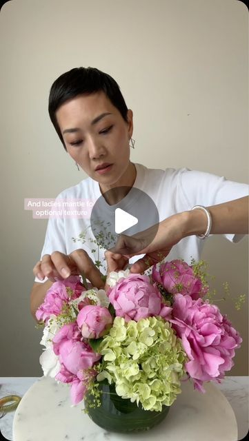 NYC Wedding and Events Florist on Instagram: "Easy peasy peony arrangement  ✔️10 stems total: 3 hydrangeas + 7 peonies ✔️Lady’s mantle optional ✔️Like Share Follow for more flower arranging ✔️A full peony series coming 🏃‍♀️" Peony Flower Centerpieces, Simple Elegant Flower Arrangements, Centerpieces With Peonies, Hydrangeas Flower Arrangements, Peonies Table Decoration, Flower Arrangements Peonies, Flower Arrangement With Hydrangeas, Real Touch Flower Arrangements, Peony Flower Arrangement Centerpieces