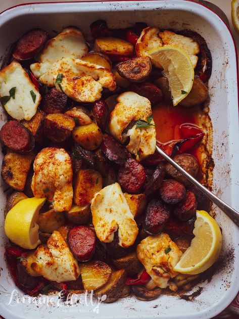 Chorizo Halloumi, Roasting Recipes, Meal Prep Dinner Ideas, Sausage Tray Bake, One Bowl Meals, Baked Dinners, Baked Halloumi, Haloumi Recipes, Boat Recipes