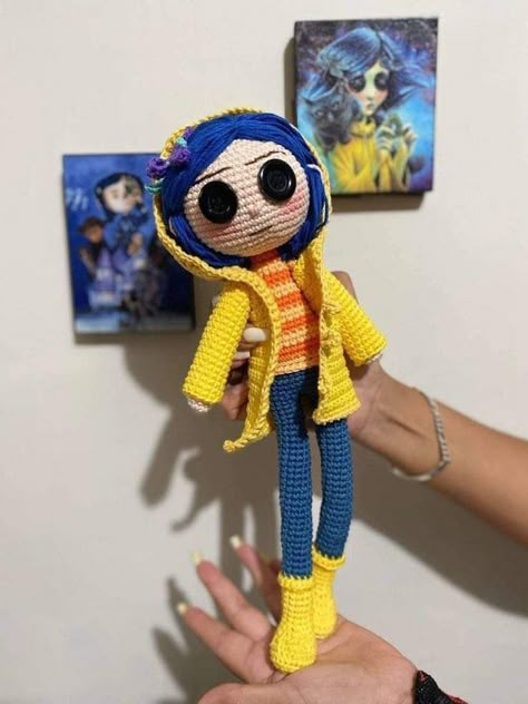 Wybie Coraline, Coraline And Wybie, Disney Crochet Patterns, Coraline Doll, Crochet Fairy, Easy Crochet Animals, Micro Crochet, Crochet Cord, Crochet Keychain Pattern