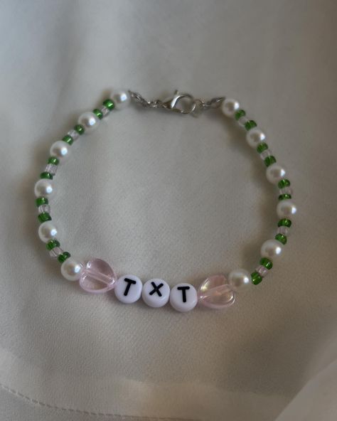 Beads Kpop, Kpop Friendship Bracelets, Txt Beaded Bracelets, Enhypen Bracelet Ideas, Txt Bracelet Ideas, New Jeans Beads Bracelet Kpop, Kpop Jewelry, Txt Beaded Jewelry, Txt Bracelet