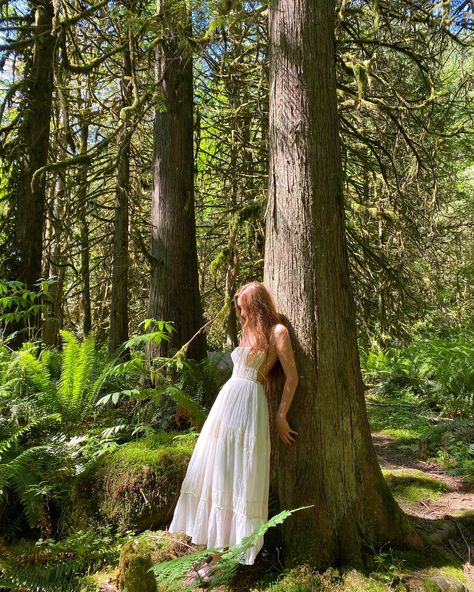 Woods Photoshoot Ideas Outfit, Fairy Pictures Ideas, Poses For Pictures In Nature, Pose Ideas Nature, Nature Pic Ideas, Forest Photoshoot Poses, Cottage Core Photoshoot Ideas, Nature Shoot Ideas, Aesthetic Inspo Photos