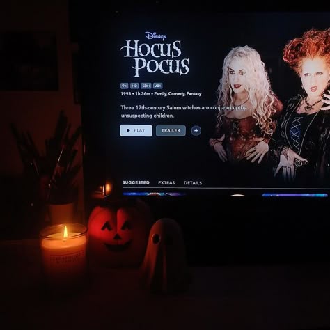 Watching Hocus Pocus Aesthetic, Fall Aesthetic Watching Movies, Halloween Aesthetic Movies, Fall Movies Aesthetic, Halloween Decorated House, Movie Time Aesthetic, Halloween Movie Aesthetic, Witchy Halloween Aesthetic, Romanticising Autumn