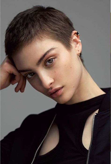 Buzzed Hair Women, Buzz Cut Women, Shaved Hair Women, Buzz Cut Hairstyles, Buzzed Hair, Super Short Hair, Punk Hair, Shot Hair Styles, Very Short Hair