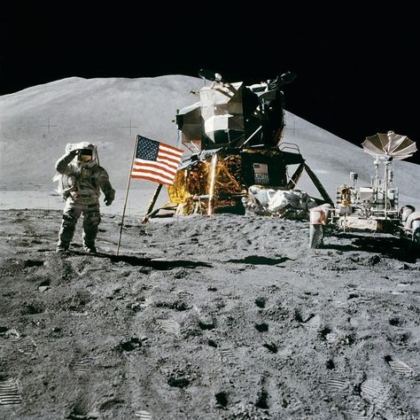 Yes, The Apollo Moon Landings Really Did Happen Apollo Moon Missions, Nasa Moon, Apollo Space Program, Apollo 11 Moon Landing, American Flag Art, Lunar Landing, Nasa Photos, Apollo Program, Famous Pictures