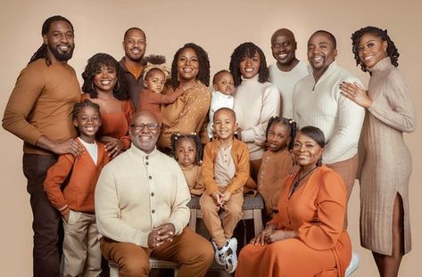 Matriarch Family Photos, Big Family Photo Shoot Ideas Christmas, Thanksgiving Family Pictures Fall Photos, Large Family Shoot, Outfit Ideas For Family Photoshoot, Fall Family Photos Black And Neutral, Big Family Fall Pictures Outfits, Family Holiday Outfits Christmas, Family Thanksgiving Photoshoot