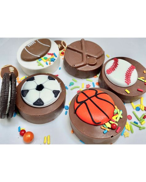 ⚽🏈Back to school means back to sports! Our chocolate covered Oreo is decorated with your kiddo's favorite sport in mind...football, basketball, soccer, etc! So, whether you are thinking about a birthday party favor or back to school treat, our sports themed goodies will leave a sweeeeeet impression! To order, DM or text us! #soccer #football #hockey #basketball #sports #oreo #ricekrispytreat #birthday #local #yum Pretzel Rods, Us Soccer, Chocolate Covered Oreo, Soccer Football, Chocolate Covered, Party Favor, Oreo, Hockey, Back To School