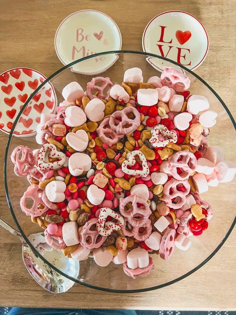 Galentines Girls Night Food, Galentines With Kids, Teen Valentine Party Ideas, Easy Galentines Party Food, Valentine’s Day Lunches For Kids, Valentines Toddler Party, Valentine’s Day Party Snack Ideas, Valentines Party Toddler, Kids Valentines Food