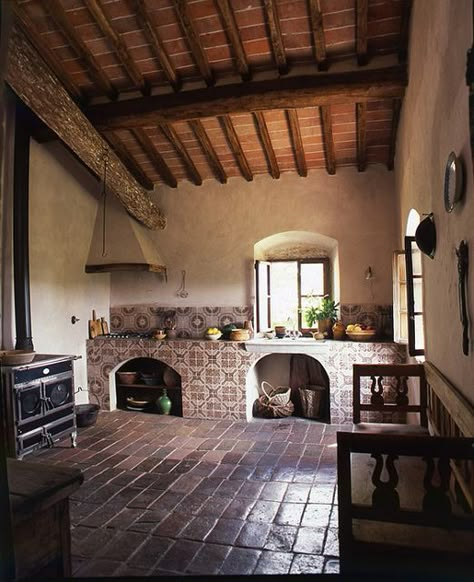 Rustic Farmhouse in Tuscany, Italy by the style files, via Flickr Rustic Italian Kitchen, Rustic Italian Farmhouse, Rustic Italian Decor, Rustic Italian Home, English Houses, Italian Farmhouse, Desert Style, Spanish Villa, Tuscan Design