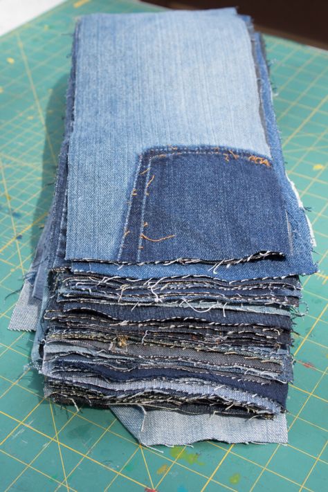 Jean Quilt Ideas, Återvinna Jeans, Denim Quilt Patterns, Blue Jean Quilts, Strip Quilt, Denim Scraps, Jean Quilt, Sewing Jeans, Denim Crafts Diy