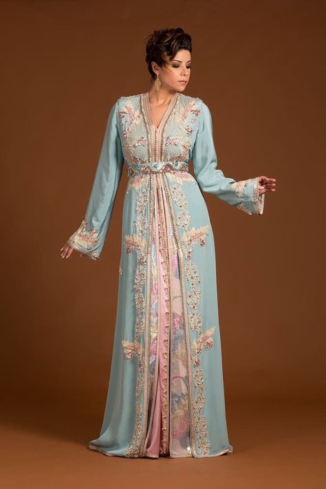 Caftan marocain haute couture Arab Dress, Moroccan Clothing, Moroccan Fashion, Kaftan Style, Moroccan Dress, Moroccan Caftan, Caftan Dress, Abaya Fashion, Mode Inspiration