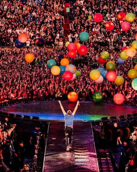 Cold Play Concert Aesthetic, Concerts Coldplay, Coldplay Concert Aesthetic, Concert Vision Board, Coldplay Aesthetic, Coldplay Music Of The Spheres, Coldplay Band, Coldplay Wallpaper, Coldplay Chris