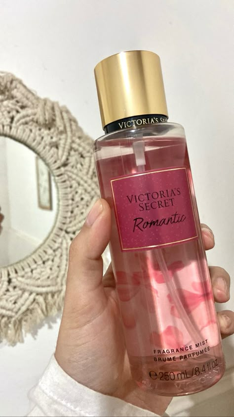 Valentino Perfume, Profumo Victoria Secret, Victoria Secret Body Mist, Y2k Accessories, Victoria Secret Perfume, Pretty Skin Care, Perfume Scents, Victoria Secrets, Fragrance Mist