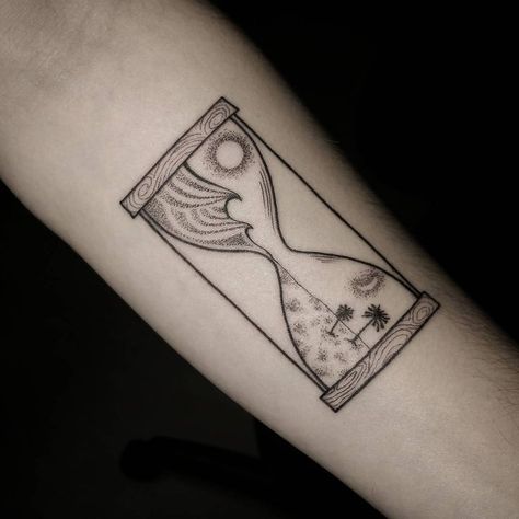 Found on Bing from www.pinterest.com Arm Heart, Glass Tattoo, Hourglass Tattoo, Best Tattoos For Women, Inspiration Tattoos, Geniale Tattoos, Incredible Tattoos, Tattoo Arm, Hour Glass