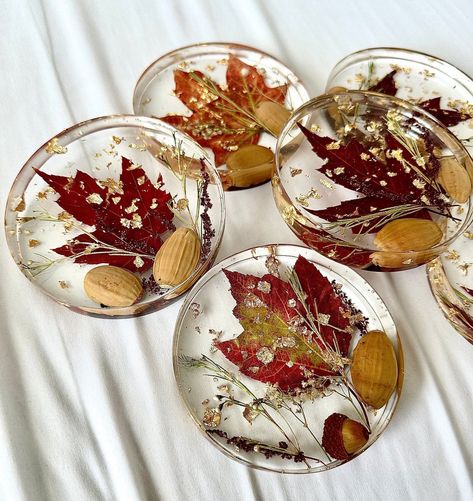 Fall Coasters Resin, Leaf In Resin, Resin Fall Crafts, Fall Epoxy Crafts, Fall Resin Art, Sunflower Resin Coaster, Diy Coasters Resin, Resin Coasters Flowers, Fall Resin Ideas