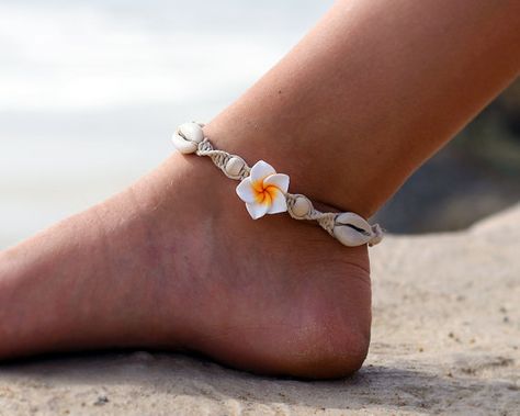 Hemp anklet made out of natural hemp cord, tan wood beads and a white with yellow center polymer clay flower. The anklet can be taken on and off with a bead and loop clasp and can be made any length you require. This anklet can be customized 1) Choose the length 2) Choose clasp style, Hemp Anklet, Beaded Starfish, Summer Beach Jewelry, Leg Chain, Heart Anklet, Hemp Jewelry, Ankle Jewelry, Anklets Boho, Beach Anklets