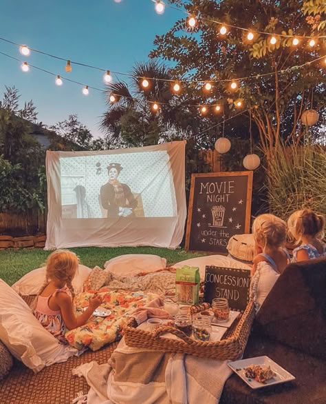 Wedding Movie Night, Outdoor Projector Movie Night, Summerween Sleepover, Outdoor Movie Night Ideas Backyards, Projector Backyard, Garden Movie Night, Outside Movie Night Party, Movie Night Outside, Outdoor Movie Night Ideas