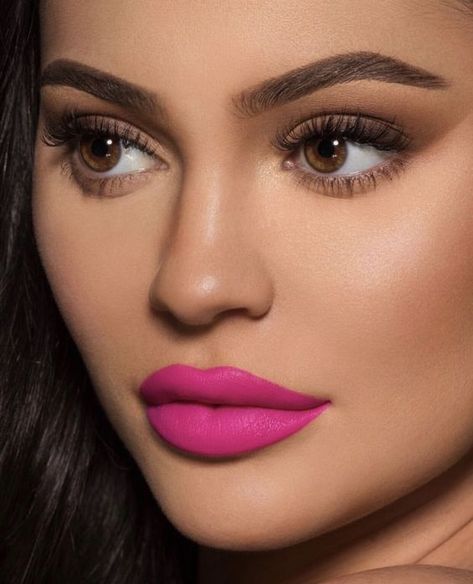 Maquillage Kylie Jenner, Pink Lipstick Makeup, Pink Lips Makeup, Kylie Makeup, Jenner Makeup, Hot Pink Lips, Kylie Lips, Linda Hallberg, Lip Beauty