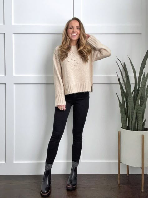 sweater with black jeans and black chelsea boots Legging Jeans Outfit, Chelsea Boots With Jeans, Black Chelsea Boots Outfit, Black Jeans Outfit Winter, Chelsea Boot Outfits Women, Sock Boots Outfit, Chelsea Boot Outfit, Chelsea Boots Outfit, Leggings Outfit Casual