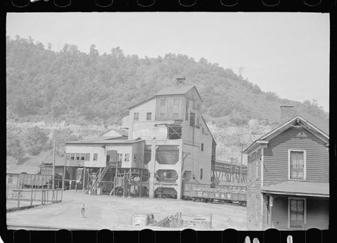 25 Photos of 1930s and 1940s Kentucky Coal Camps Camping Kentucky, Hazard Kentucky, Harlan Kentucky, Appalachian People, Perry County, Floyd County, Budget Worksheet, Yosemite Camping, Pike County