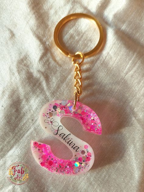 S Letter Resin Keychain, Resin Art Heart Shape, Resin Art Keychain Letters, Resin Letter Keychain Ideas, Resin Keychain Ideas Alphabet, Resin Name Keychain, Resin Initial Keychain, Alphabet Resin, Keychain With Name