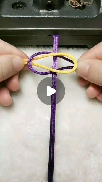 Crochet Friendship Band, Quick Bracelets Diy, Bracelet Making Tutorial Videos, Macrame Jewelry Diy, Handmade Jewelry Diy Bracelets, Braided Bracelet Tutorial, Craft Bracelets, Diy Friendship Bracelets Easy, Friendship Bands