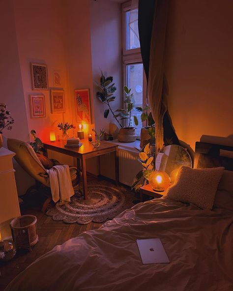 @interioryesplz • Instagram photos and videos Cozy Fairy Lights Aesthetic, Accommodation Room Decor, Uni Accommodation, Cosy Evening, Bedroom Stuff, Uni Room, Apt Ideas, Random Aesthetic, College Room