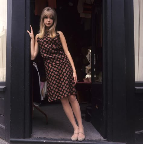 These are definitely real people wearing normal clothes and doing normal things. 60s Fashion Icons, Patty Boyd, Patti Boyd, 60s Fashion Trends, Pattie Boyd, Jean Shrimpton, Fall Fashion Skirts, Estilo Hippy, 60s 70s Fashion