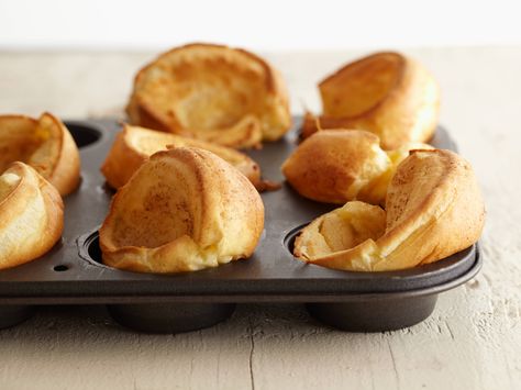 Recipe of the Day: Melissa's Foolproof Perfect Popovers The key to making perfect popovers at home is using a hot muffin pan. That way, the simple five-ingredient batter becomes light, puffy and golden after it bakes. Eat them straightaway, hot out of the oven. Pop Overs, Popovers Recipe, Popover Recipe, Easy Holiday Recipes, Yorkshire Pudding, Muffin Tin, Beignets, Healthy Dessert, Flan