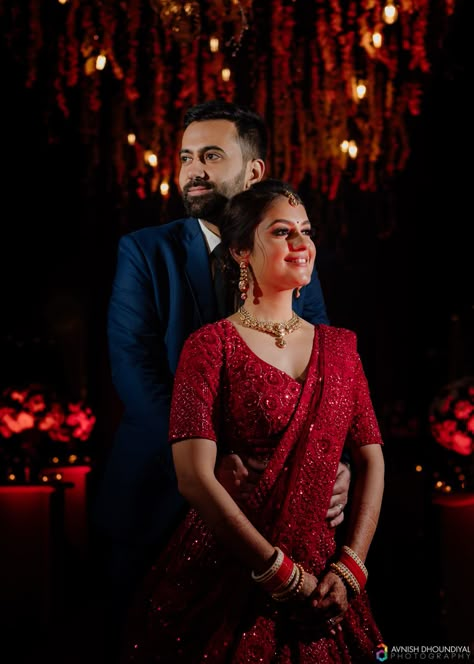 One Piece Photoshoot Poses Couple, Caple Photo Poses, Reception Shoot Poses, Reception Poses Couple, Cupal Photo Shoot, Couple Marriage Poses, Beautiful Couple Images, Reception Couple Poses, Couple In Red