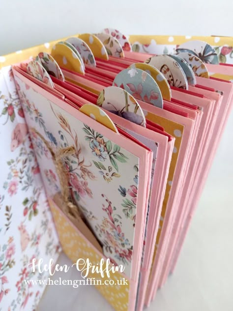 Diy Mini Album Tutorial, Scrapbook Albums Tutorial, Diy Mini Album, Mini Scrapbook Album, Interactive Journals, Mini Scrapbooks, Album Tutorial, Mini Photo Albums, Mini Albums Scrap