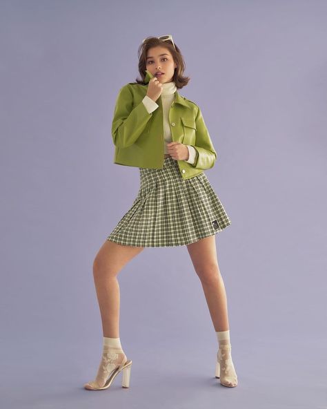 Ugh As If, Goddess Beauty, Green Leather Jacket, Liza Soberano, Green Leather Jackets, Female Pose Reference, Figure Poses, Poses References, Estilo Punk