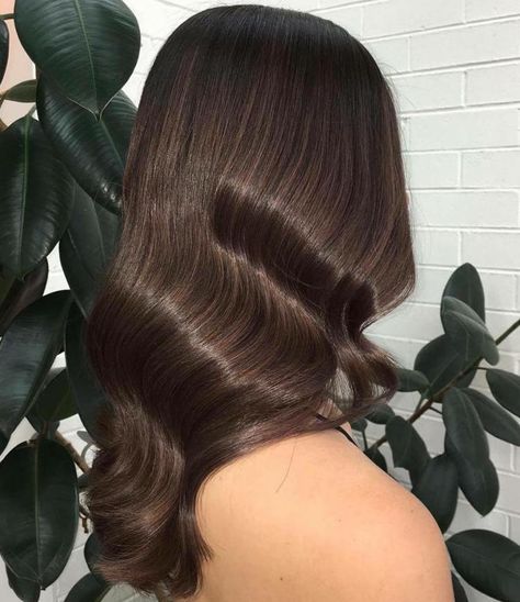 Sleek Wavy Brunette Hairstyle Toffee Highlights, Aesthetic Chocolate, Dark Chocolate Brown Hair, Hair Levels, Rambut Brunette, Brunette Ombre, Chocolate Brown Hair Color, Hair Color Chocolate, Brown Hair Looks