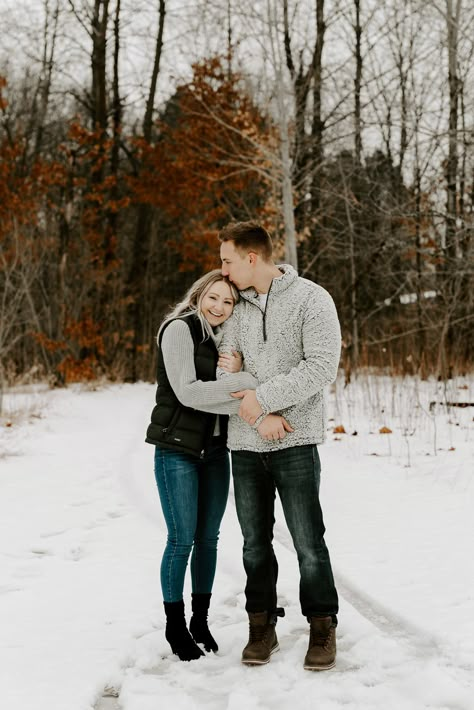 Winter Picture Outfits Couples, Cute Winter Outfits For Photoshoot, Cute Winter Couple Photos, Winter Picture Ideas For Couples, Winter Photography Outfits Couples, Couple Winter Photoshoot Outfits, Engagement Photoshoot Outfit Winter, Winter Couple Engagement Photoshoot, Engagement Winter Outfits