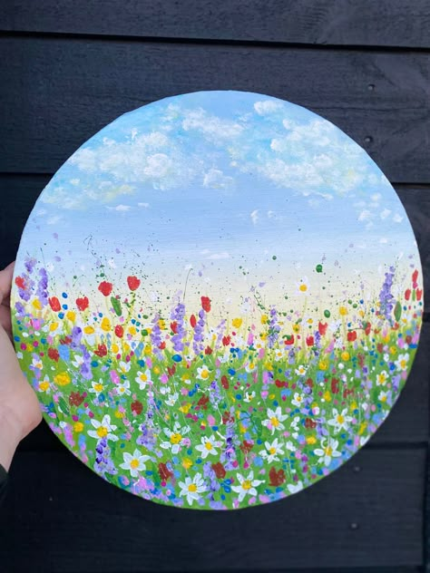 Flower Painting Round Canvas, Round Canvas Inspiration, Round Canvas Art Abstract, Things To Paint On A Round Canvas, Painting Ideas On Circular Canvas, Circle Board Painting, Circle Wood Painting Ideas Easy, Circle Canvas Art Ideas, Round Acrylic Painting